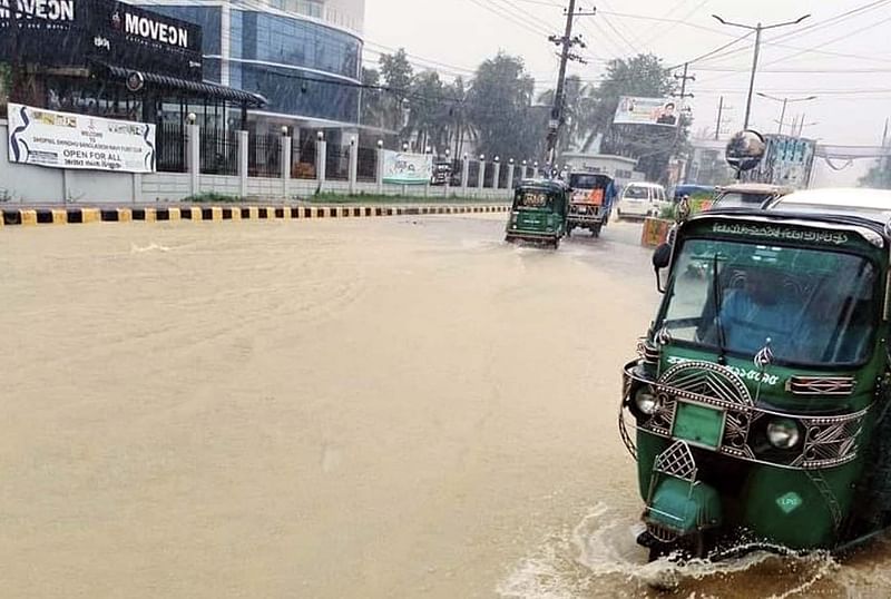 কক্সবাজার শহরের কলাতলী সৈকত সড়ক বৃষ্টির পানিতে ডুবে আছে। আজ শুক্রবার সকালে